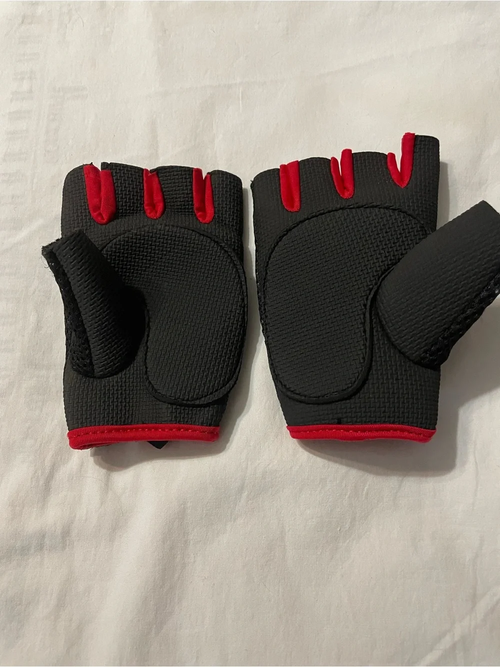 Black and Red Fingerless Workout Gloves with 'B' Logo